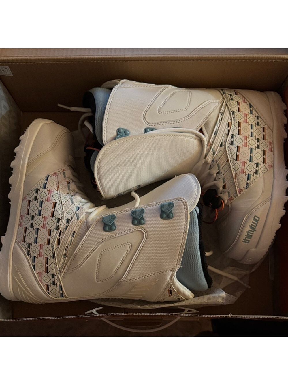 White and Blue thirtytwo Snowboard Boots Size 9❤️